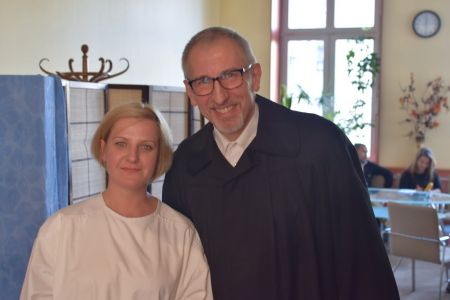 Pastor Andrzej Siciński i Karolina gotowi aby wejść do baptysterium
